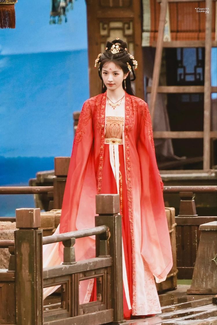 Ancient Charm of Hanfu Culture:Umbrellas and Oil-Paper Shades in Traditional Chinese Style Ancient Charm of Hanfu Culture:Umbrellas and Oil-Paper Shades in Traditional Chinese Style