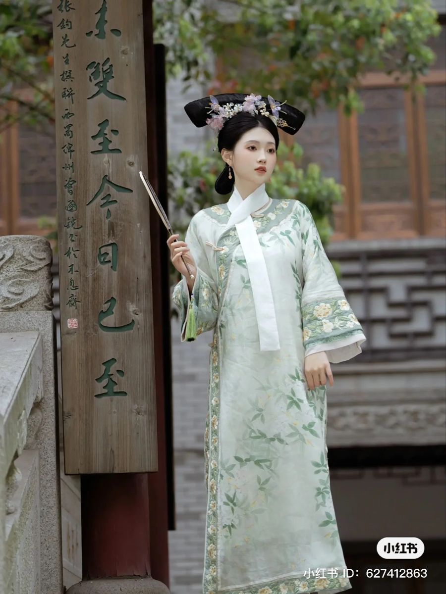 Celebrating Chinese New Year in Song-Style Hanfu:A Traditional Journey Celebrating Chinese New Year in Song-Style Hanfu:A Traditional Journey