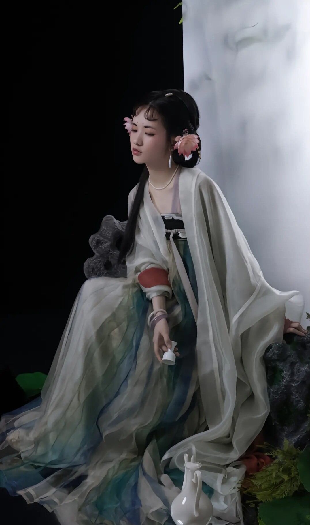 The Evolution of Hanfu:A Unified Look at the Traditional One-Piece Costumes for Women The Evolution of Hanfu:A Unified Look at the Traditional One-Piece Costumes for Women