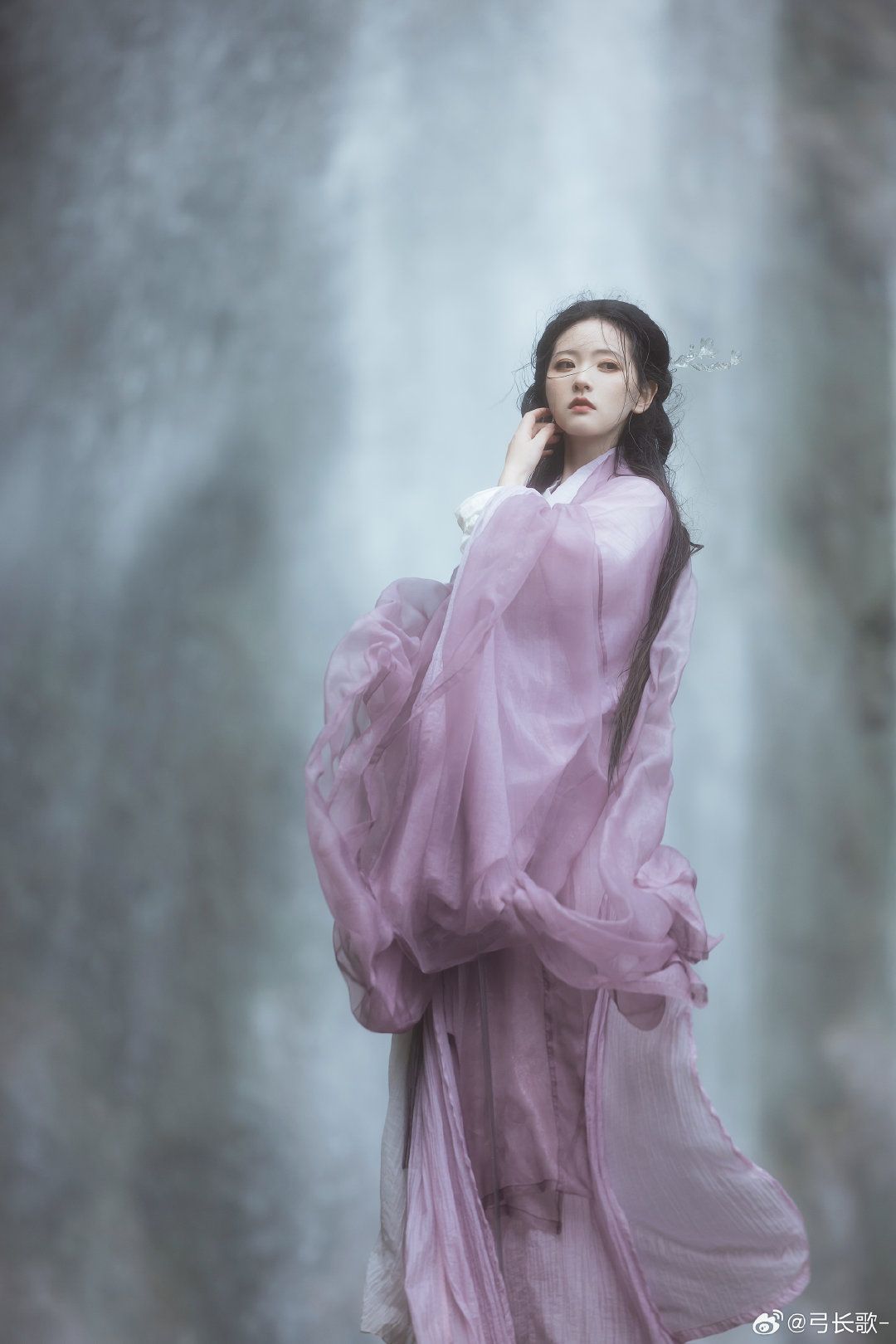 The Ethereal Elegance of Wind-kissed One-sleeved Horseface Skirt The Ethereal Elegance of Wind-kissed One-sleeved Horseface Skirt