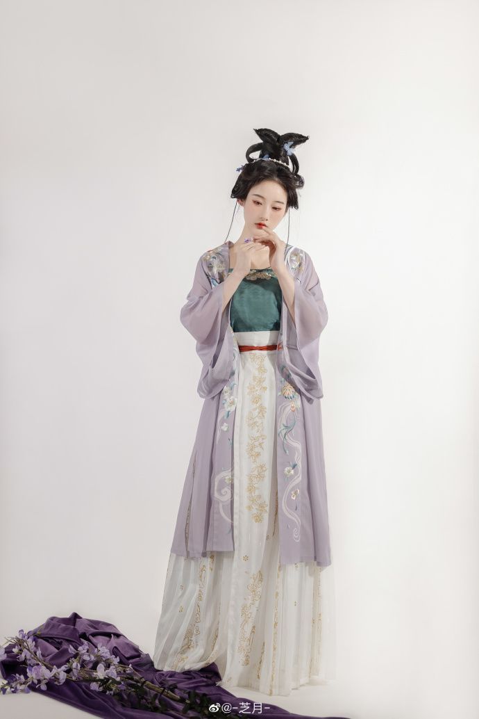 Elegant Qipao Fashion for Girls:Embracing Traditional Elegance at 10 Years Old Elegant Qipao Fashion for Girls:Embracing Traditional Elegance at 10 Years Old