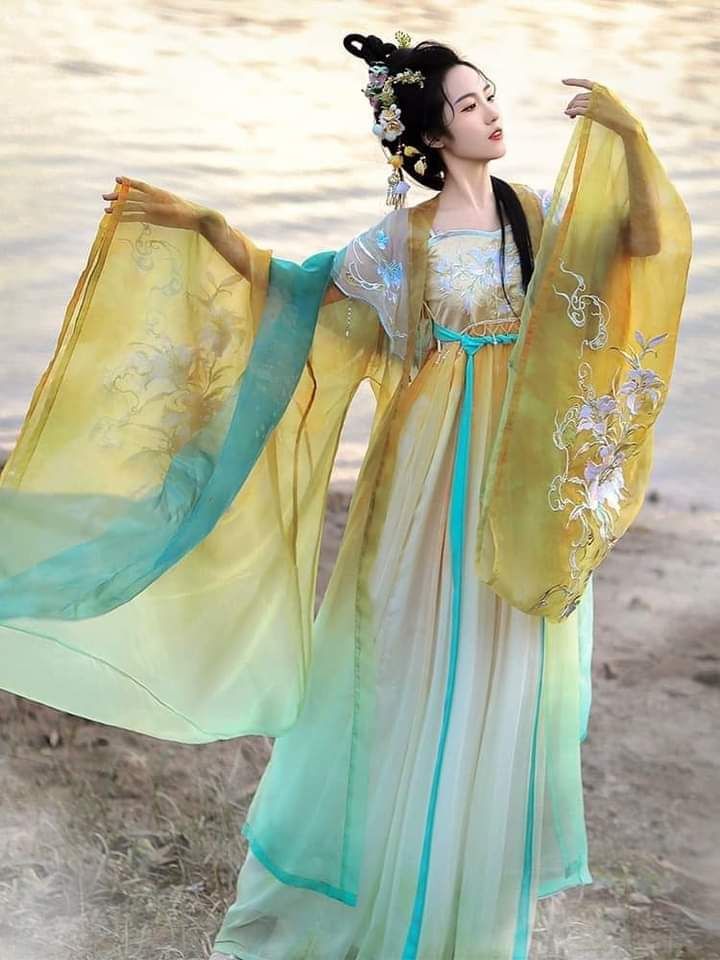 Moon Goddess in Traditional Chinese Splendor:The Evolution of Hanfu Fashion Moon Goddess in Traditional Chinese Splendor:The Evolution of Hanfu Fashion