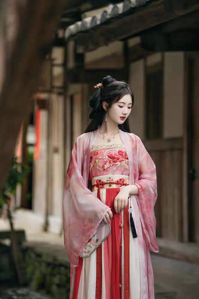 The Charm of a Red Cheongsam as a Toast-Wearing Bride for a Petite Bride The Charm of a Red Cheongsam as a Toast-Wearing Bride for a Petite Bride