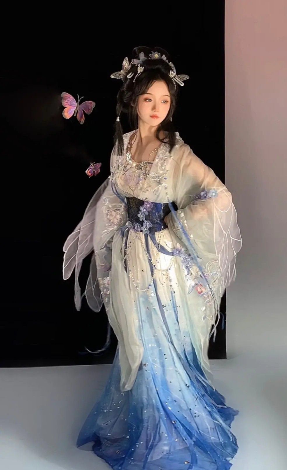 Night Shanghai:The Enchantment of Cheongsam as a Performance Attire Night Shanghai:The Enchantment of Cheongsam as a Performance Attire