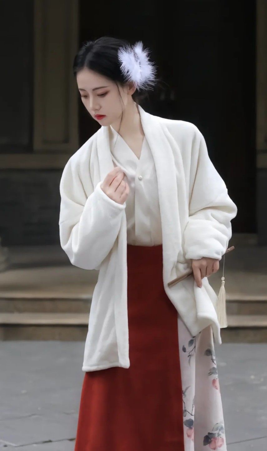 Dance of the Red彼岸花 in Traditional Hanfu:An Insight into Classical Chinese Dance Dance of the Red彼岸花 in Traditional Hanfu:An Insight into Classical Chinese Dance