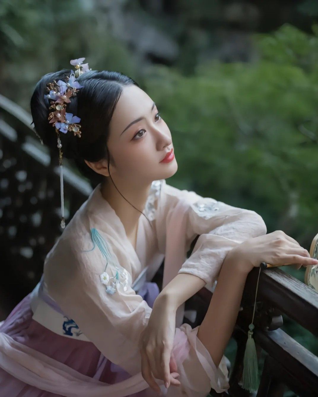 Golden Brocade Cheongsam-Style Dress:A Blend of Tradition and Modern Elegance Golden Brocade Cheongsam-Style Dress:A Blend of Tradition and Modern Elegance