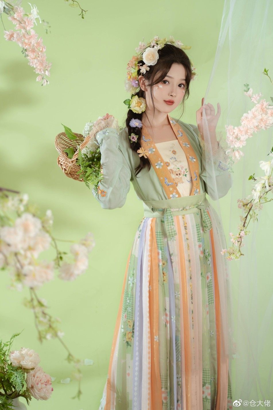Celebrating the Cheerful Charm of Qipao:The Art of Traditional Chinese Dress Celebrating the Cheerful Charm of Qipao:The Art of Traditional Chinese Dress