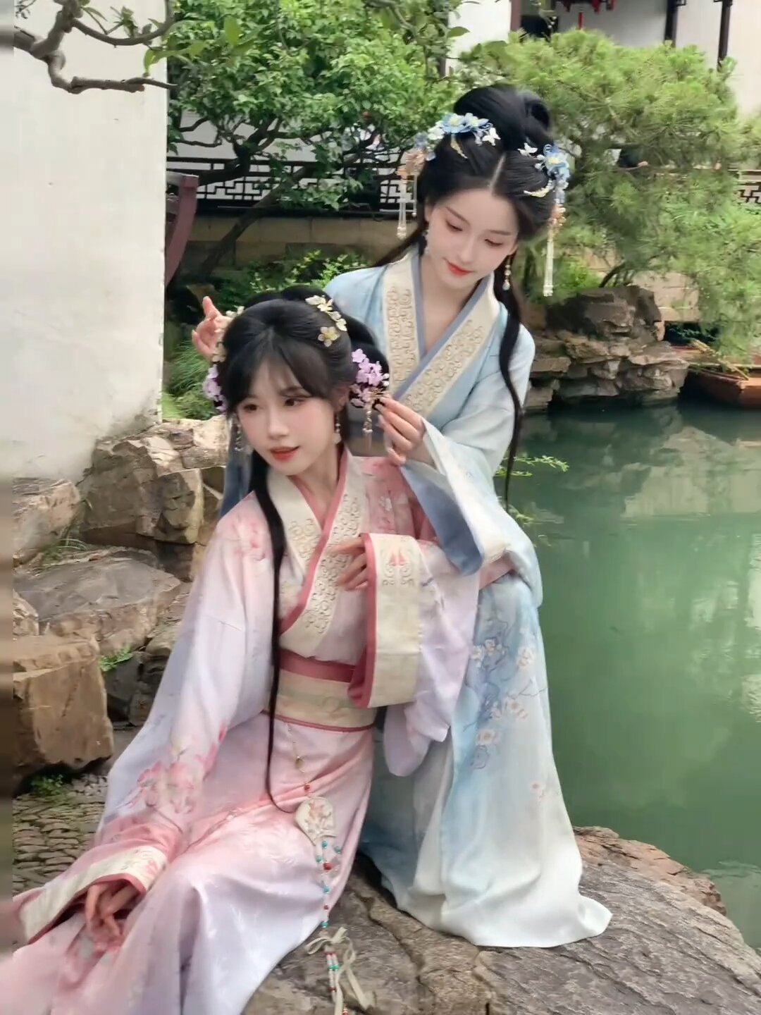 Vibrant Yellow Hanfu Shoes:A Cultural Journey Through Traditional Elegance Vibrant Yellow Hanfu Shoes:A Cultural Journey Through Traditional Elegance