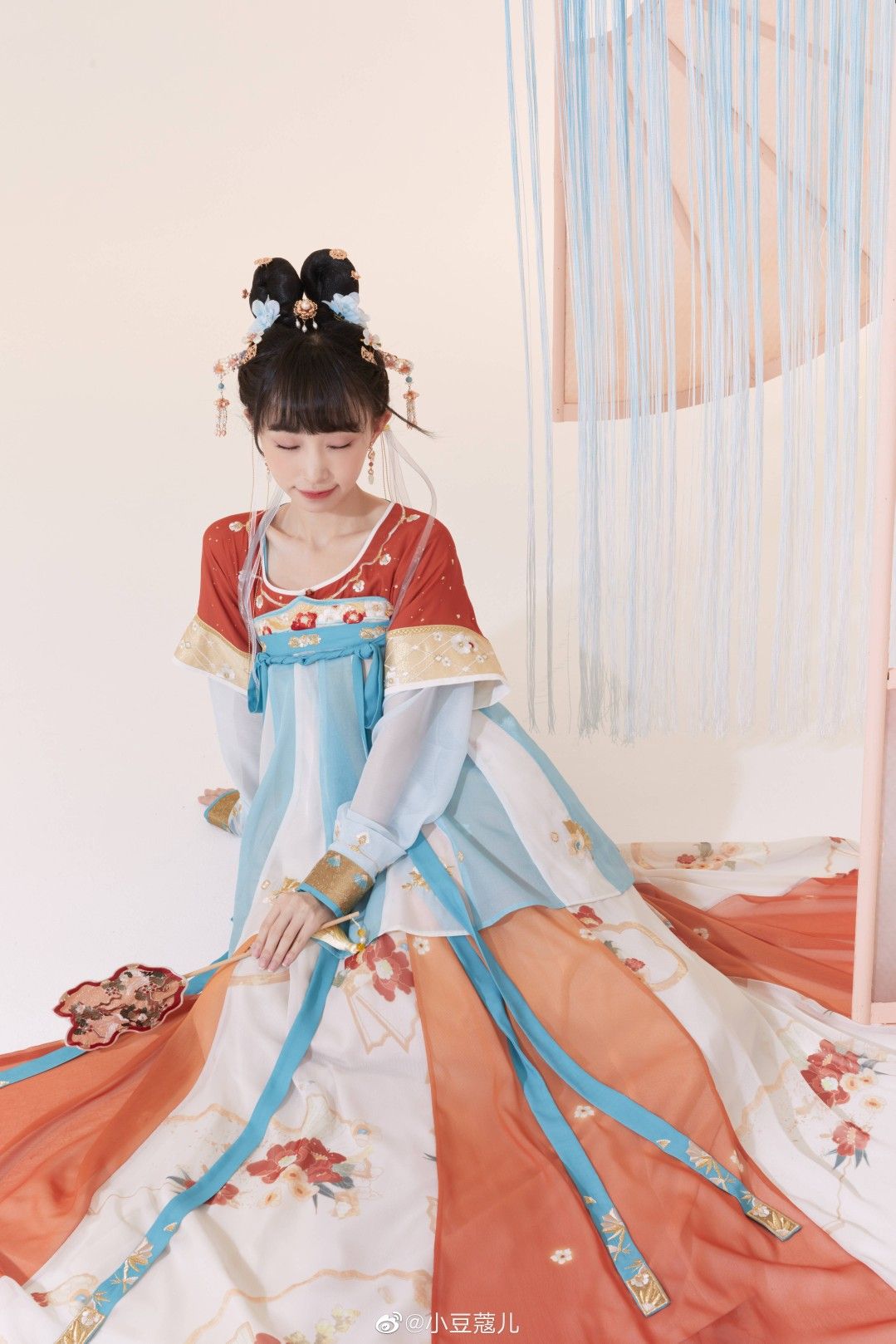 The Elegance of a Half-Body Cheongsam with a Slit Skirt The Elegance of a Half-Body Cheongsam with a Slit Skirt