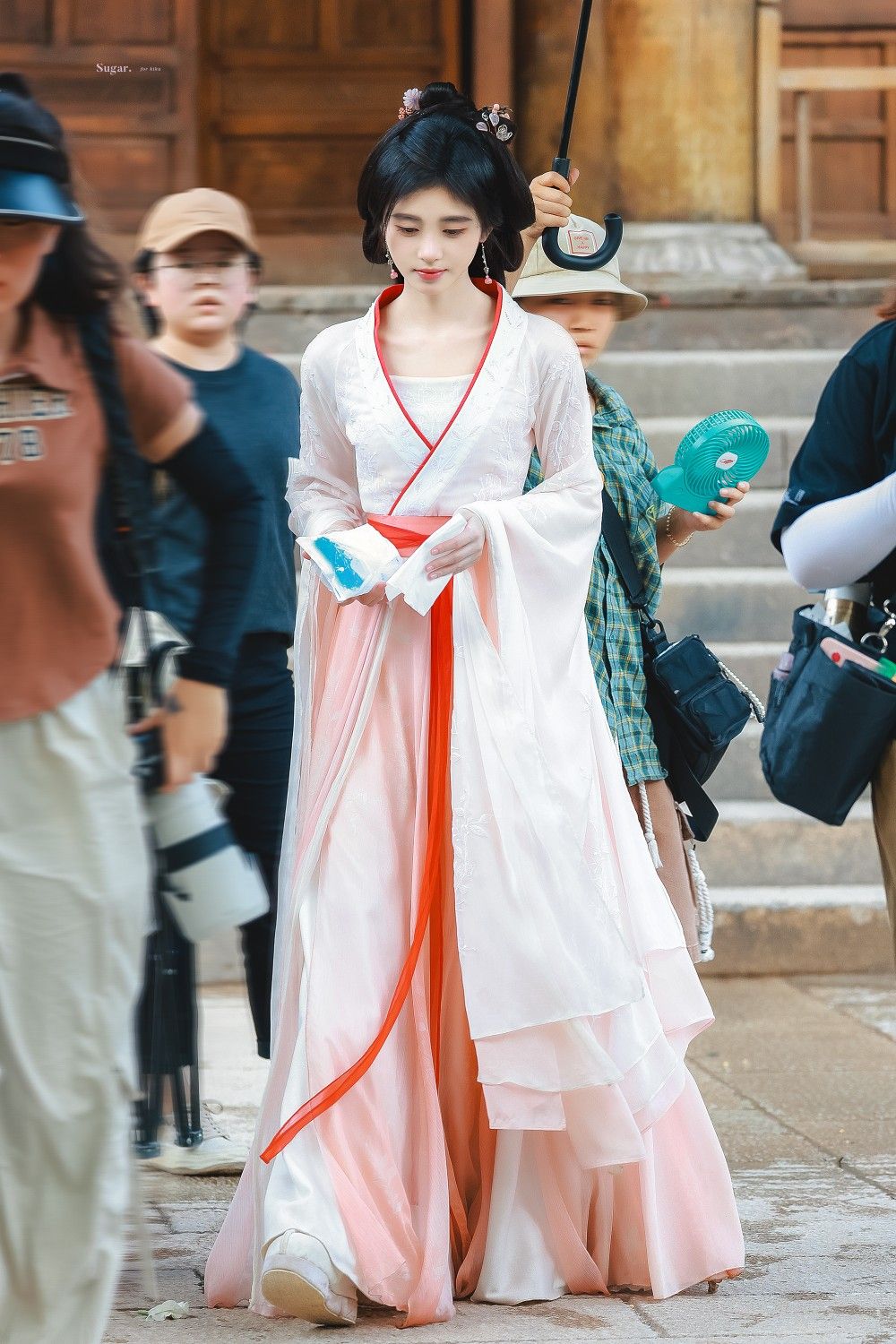 The Rising Popularity of Hanfu among Teenagers and High School Students The Rising Popularity of Hanfu among Teenagers and High School Students