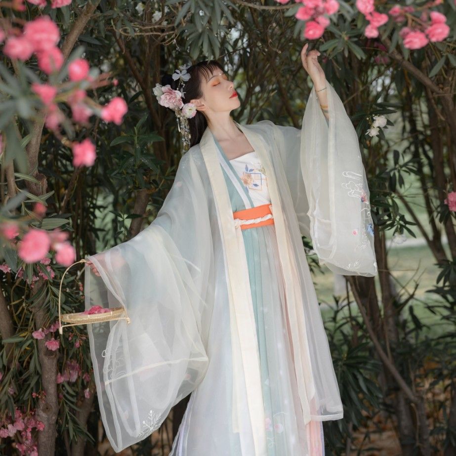Reinventing the Cheongsam for Petite Women:The Shortened Version Reinventing the Cheongsam for Petite Women:The Shortened Version