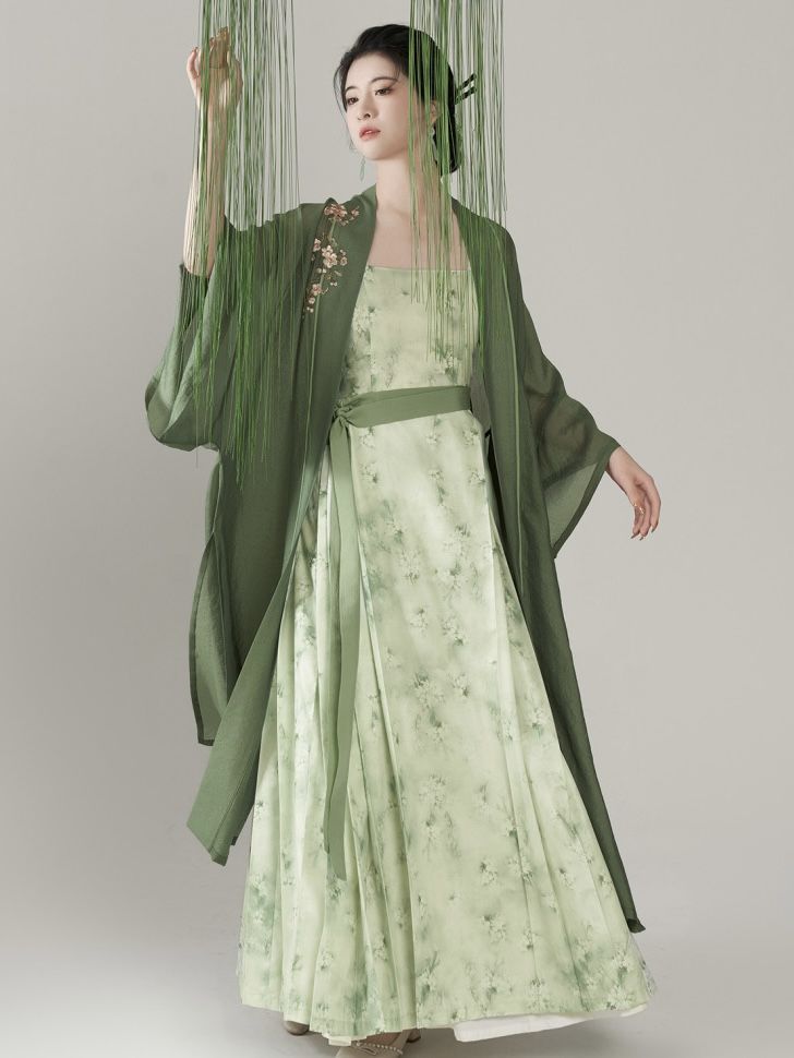 The Enchantment of Black Cheongsam with Xiangyunsha Silk The Enchantment of Black Cheongsam with Xiangyunsha Silk