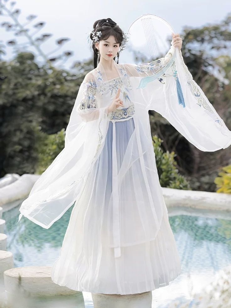 Hanfu Fashion for Adults:Exploring the Trend of Traditional Chinese Clothing at Age 30 Hanfu Fashion for Adults:Exploring the Trend of Traditional Chinese Clothing at Age 30