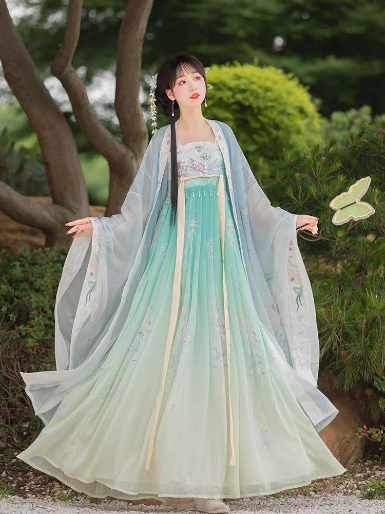 The Revival of Traditional Chinese Fashion:The Allure of the Mingguo-Style Da Xiaoshu Cheongsam The Revival of Traditional Chinese Fashion:The Allure of the Mingguo-Style Da Xiaoshu Cheongsam