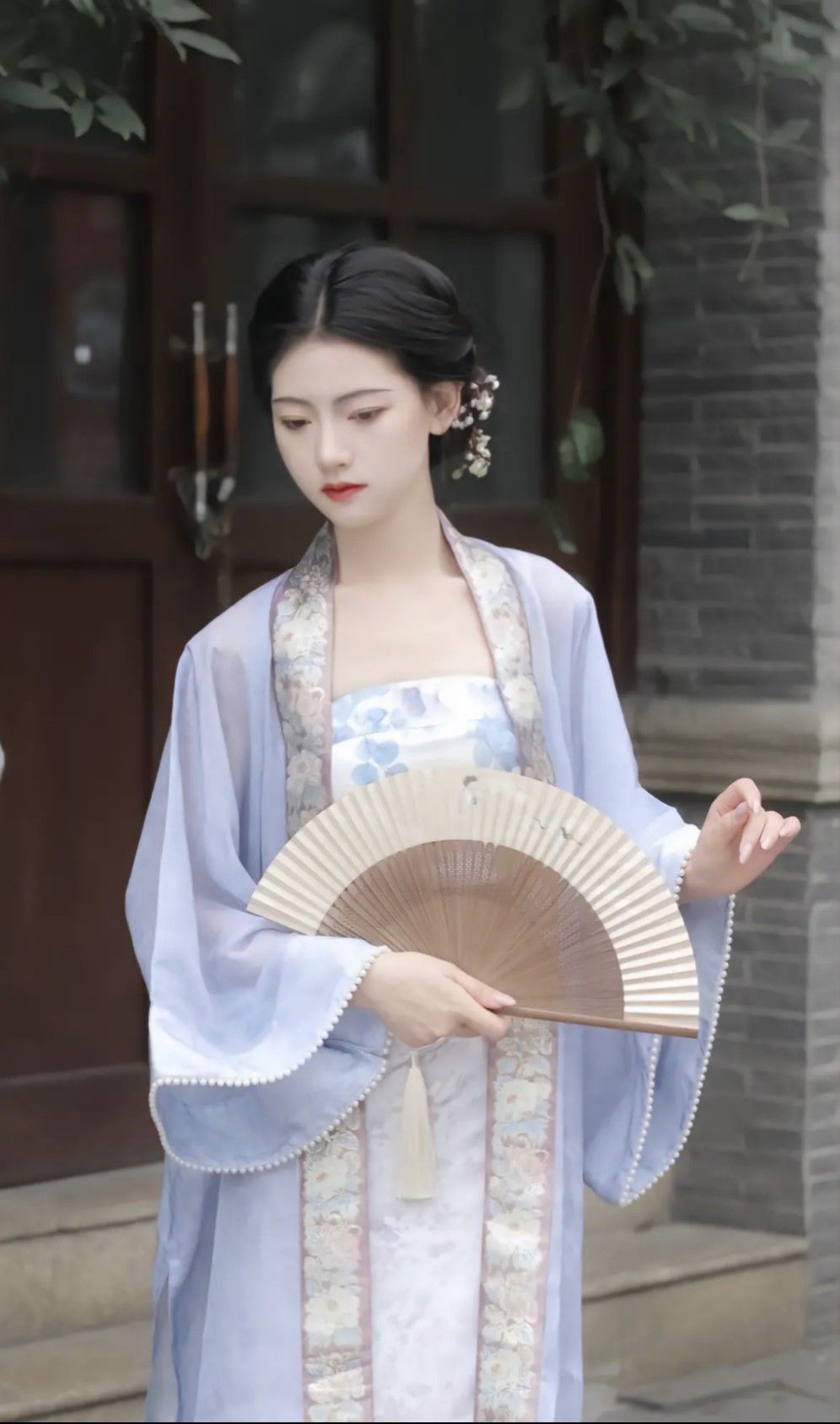 A Little Girl in a Splendid Hanfu Cape:The Enchantment of Traditional Chinese Fashion A Little Girl in a Splendid Hanfu Cape:The Enchantment of Traditional Chinese Fashion