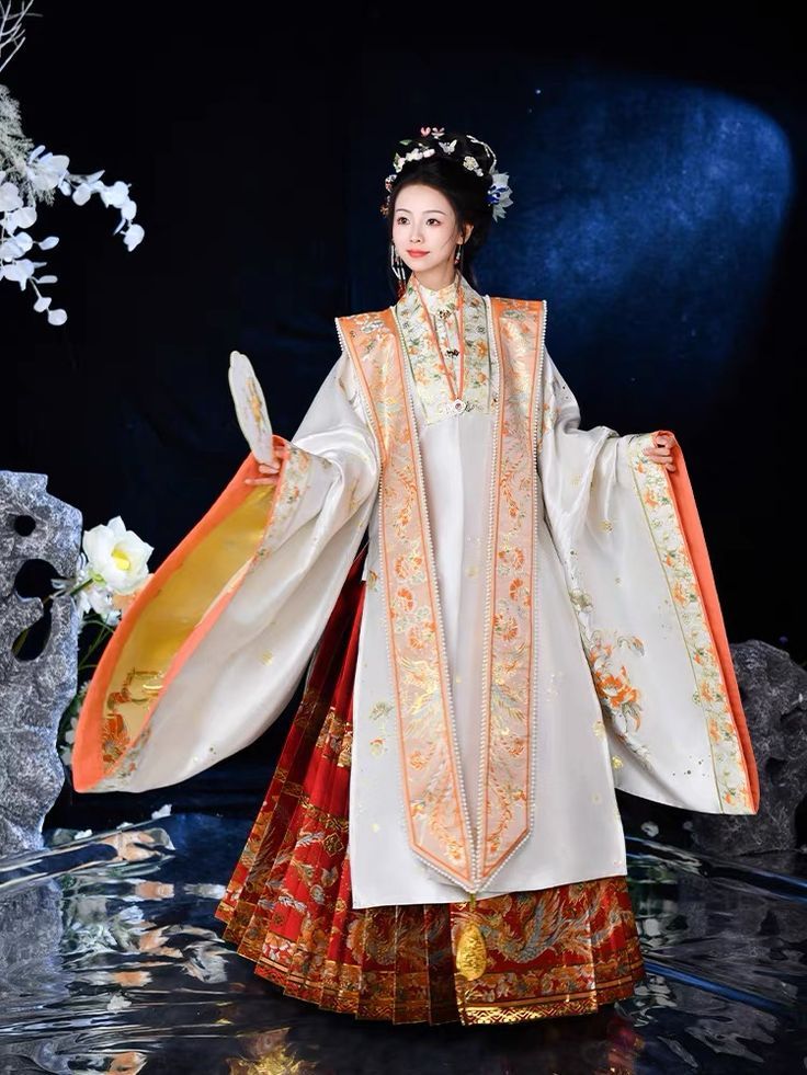 Welcome Robes:The Elegance of Long Cheongsam礼仪服 Welcome Robes:The Elegance of Long Cheongsam礼仪服