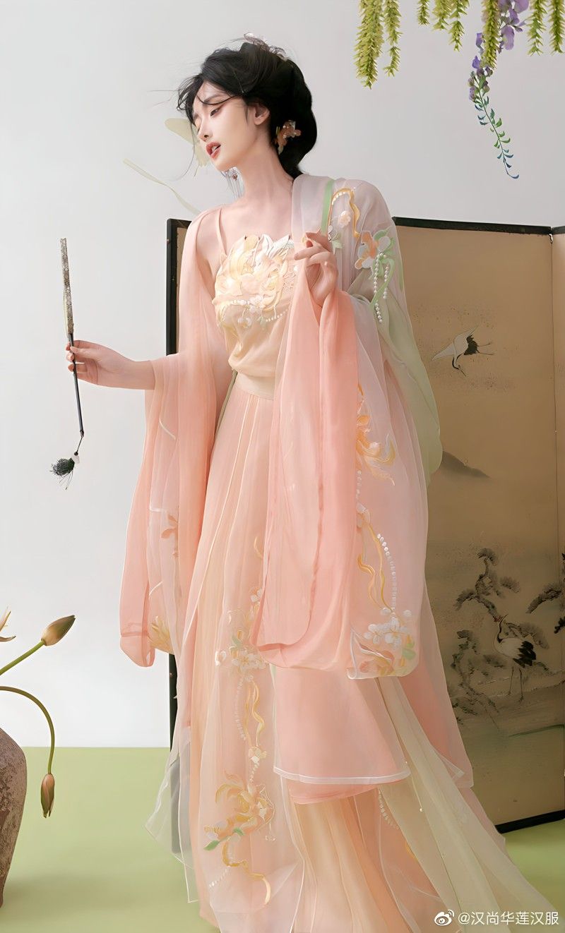 Initial Encounter with the Qiyi:An Original Exploration of Traditional Chinese Hanfu Fashion Initial Encounter with the Qiyi:An Original Exploration of Traditional Chinese Hanfu Fashion
