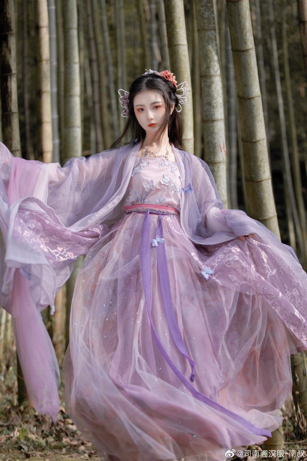 The Charm of Short-sleeved Cheongsam with Medium Length The Charm of Short-sleeved Cheongsam with Medium Length