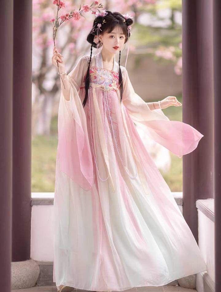 The Evolution of Traditional Cheongsam:Embracing the Lengthened Long-Style Cheongsam The Evolution of Traditional Cheongsam:Embracing the Lengthened Long-Style Cheongsam