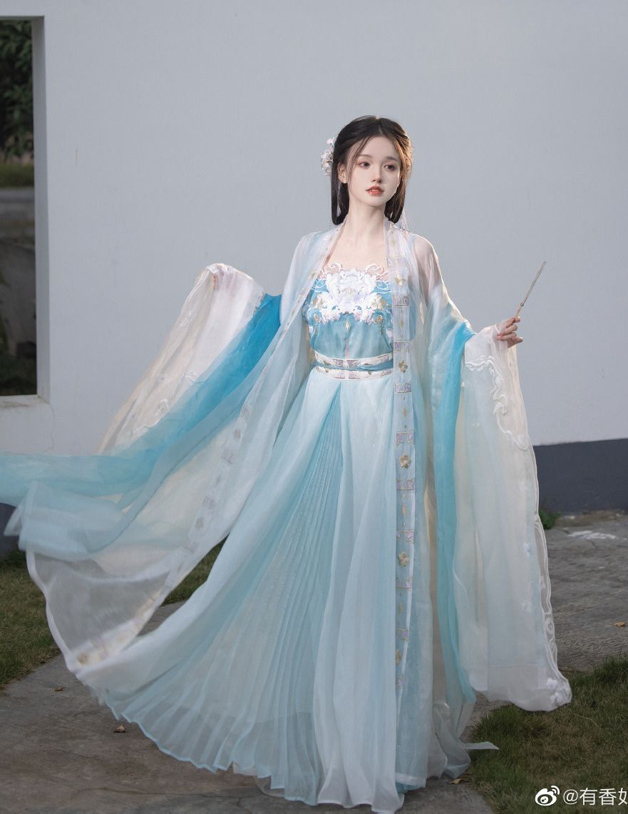 The Rise of Li Lianhuas Hanfu Cape:A Journey into Traditional Chinese Elegance The Rise of Li Lianhuas Hanfu Cape:A Journey into Traditional Chinese Elegance