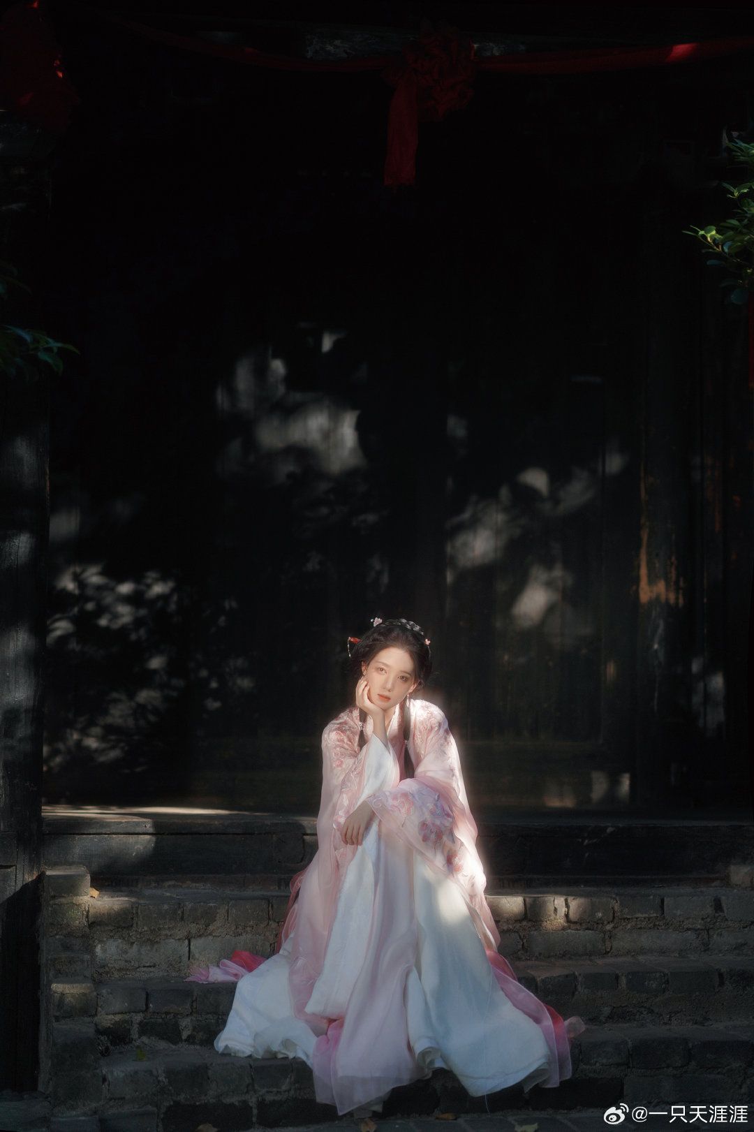 Reinventing the Cheongsam:The New 2024 Style for the Brides Mother Reinventing the Cheongsam:The New 2024 Style for the Brides Mother