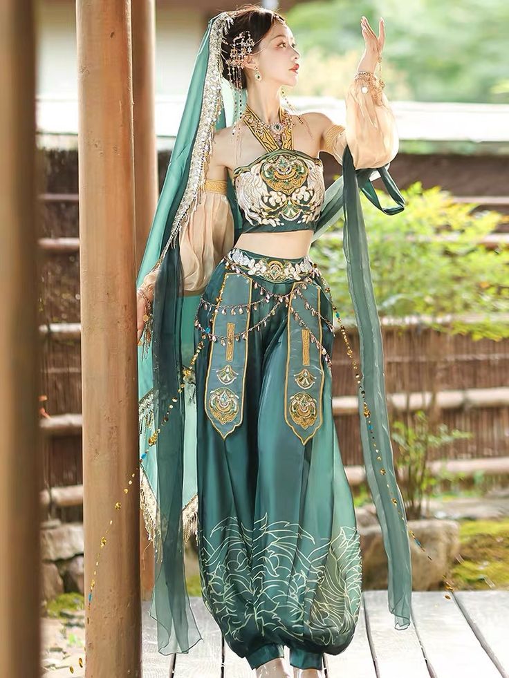 The Rise of Hanfu Fashion:A College Students Journey into Traditional Chinese Costume The Rise of Hanfu Fashion:A College Students Journey into Traditional Chinese Costume