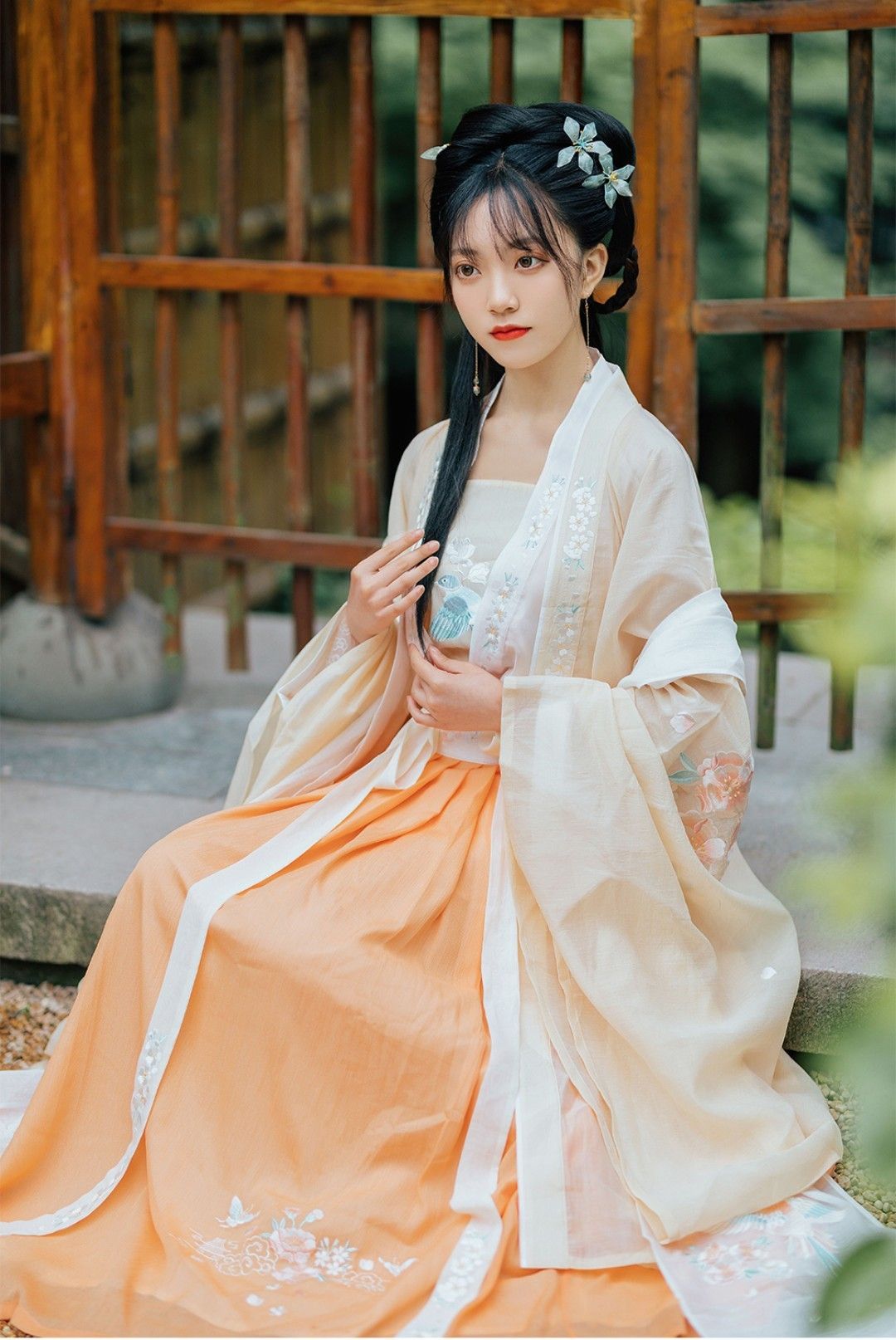 A Guide to Creating Traditional Girls Hanfu Hairstyles with Integrated Hair Buns and Wigs A Guide to Creating Traditional Girls Hanfu Hairstyles with Integrated Hair Buns and Wigs