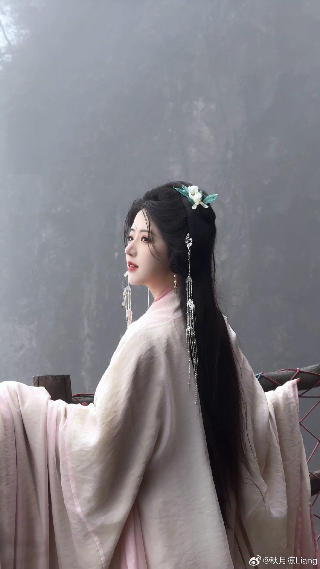 Embracing Modernity in a Classic Cheongsam:Youthful and Elegant Winter Fashion for Teen Girls Embracing Modernity in a Classic Cheongsam:Youthful and Elegant Winter Fashion for Teen Girls