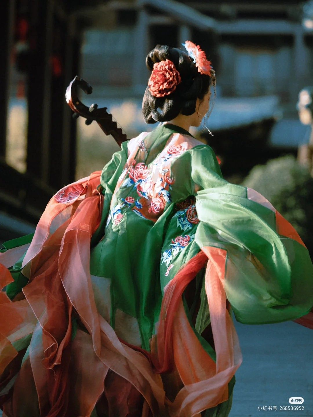 The Sword-Wielding Beauty in Hanfu:The Enigma of a Modern Hanfu Swordswoman The Sword-Wielding Beauty in Hanfu:The Enigma of a Modern Hanfu Swordswoman