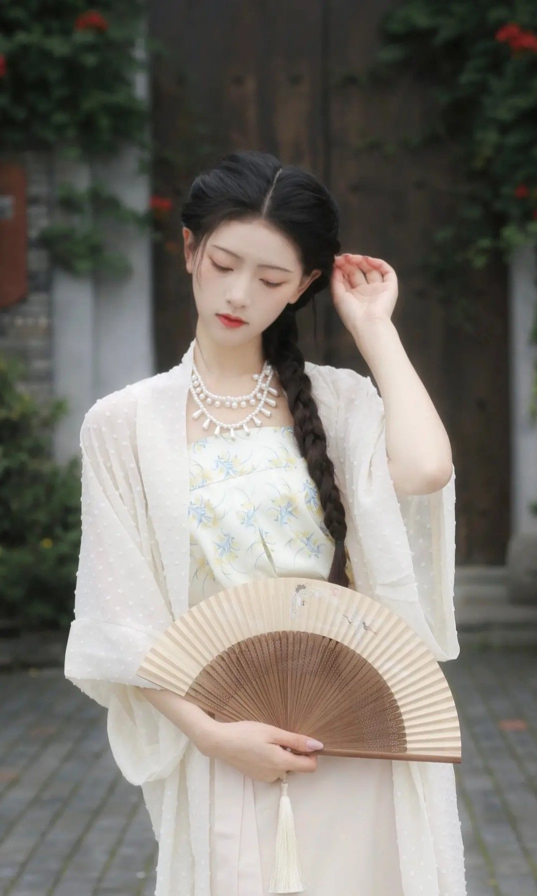 Traditional Tang-Style Womens Autumn Fashion in Chinese Vogue Traditional Tang-Style Womens Autumn Fashion in Chinese Vogue