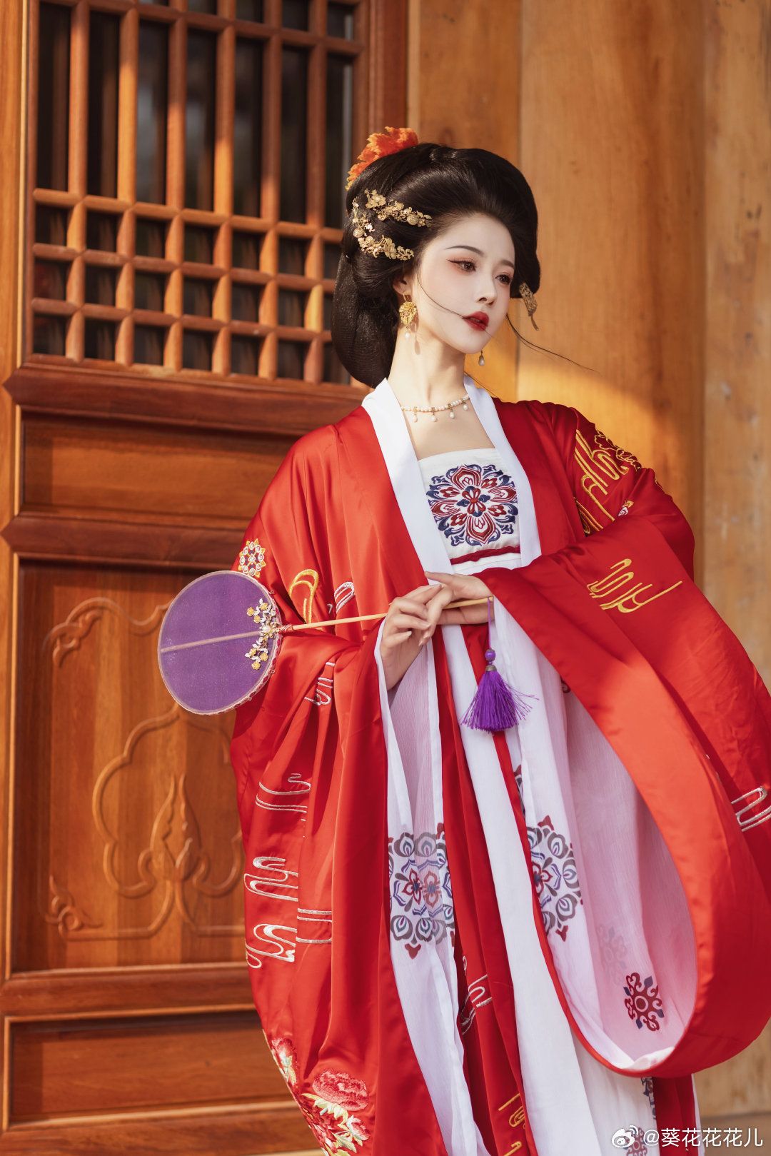 A Light Green Pleated Skirt and Blouse:A Fashionable Blend of Traditional Elegance and Modern Charm A Light Green Pleated Skirt and Blouse:A Fashionable Blend of Traditional Elegance and Modern Charm