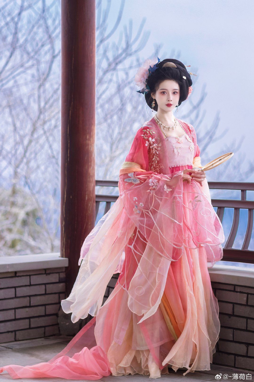 The Splendor of Cheongsam and Paper Fan:Chinese Style with Silk Fabric The Splendor of Cheongsam and Paper Fan:Chinese Style with Silk Fabric
