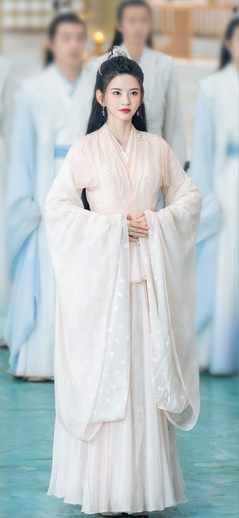 小个子女性的时尚革命,旗袍女新中式中袖旗袍的魅力与演绎 小个子女性的时尚革命,旗袍女新中式中袖旗袍的魅力与演绎
