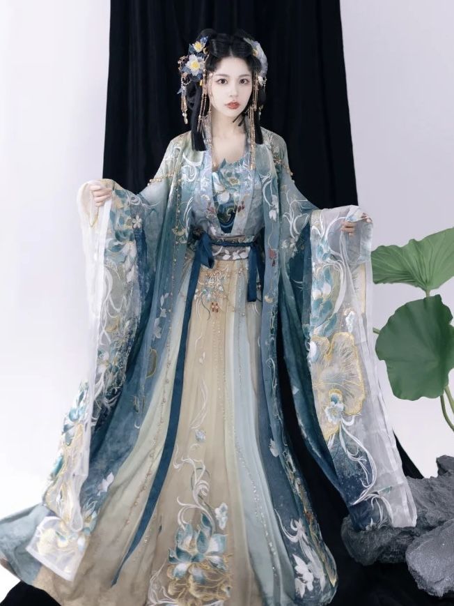Spring Greeting:The Cultural Significance of Horseface Skirt Spring Greeting:The Cultural Significance of Horseface Skirt