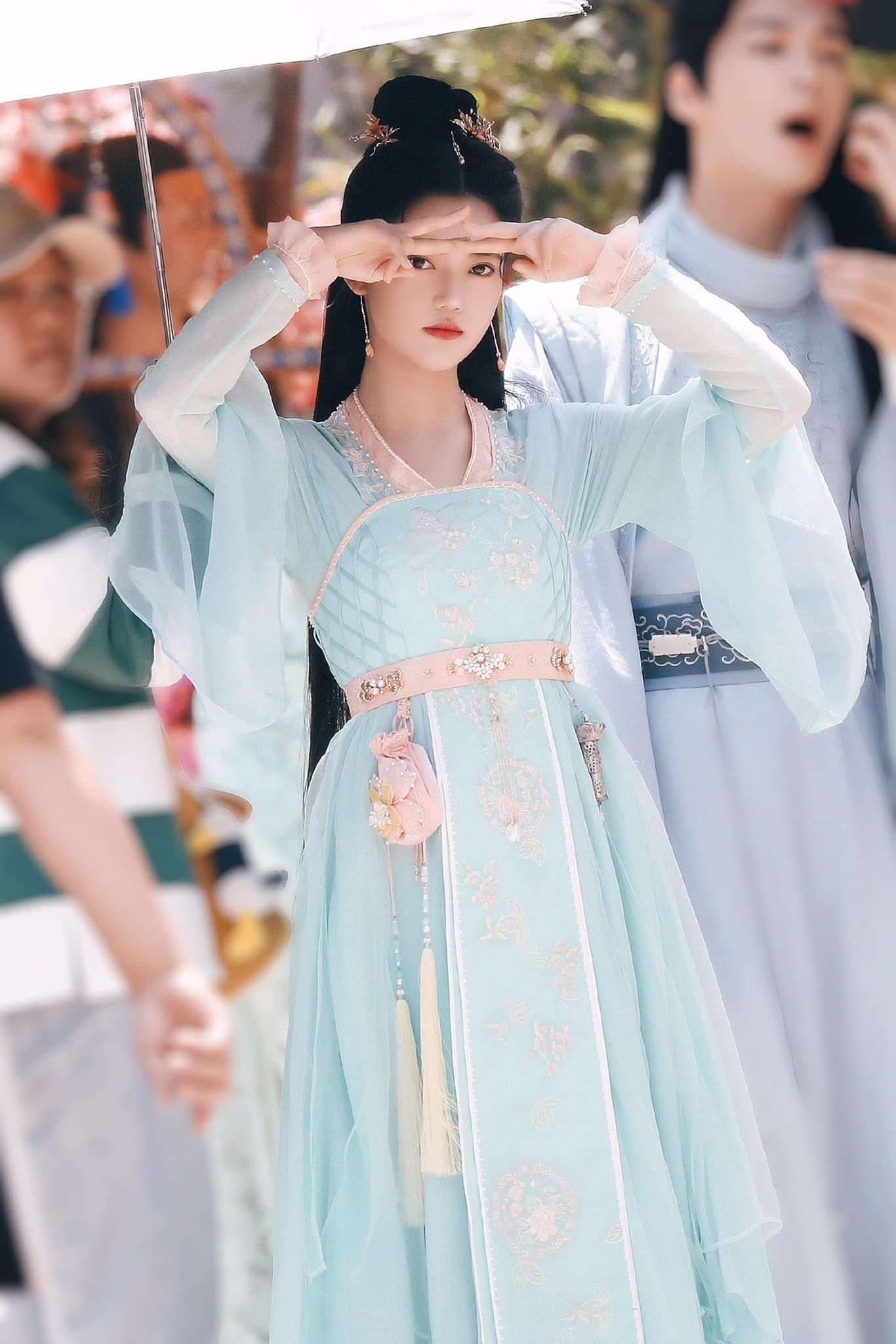 The Rise of Hanfu Fashion in the Students of Wei Jin Era The Rise of Hanfu Fashion in the Students of Wei Jin Era