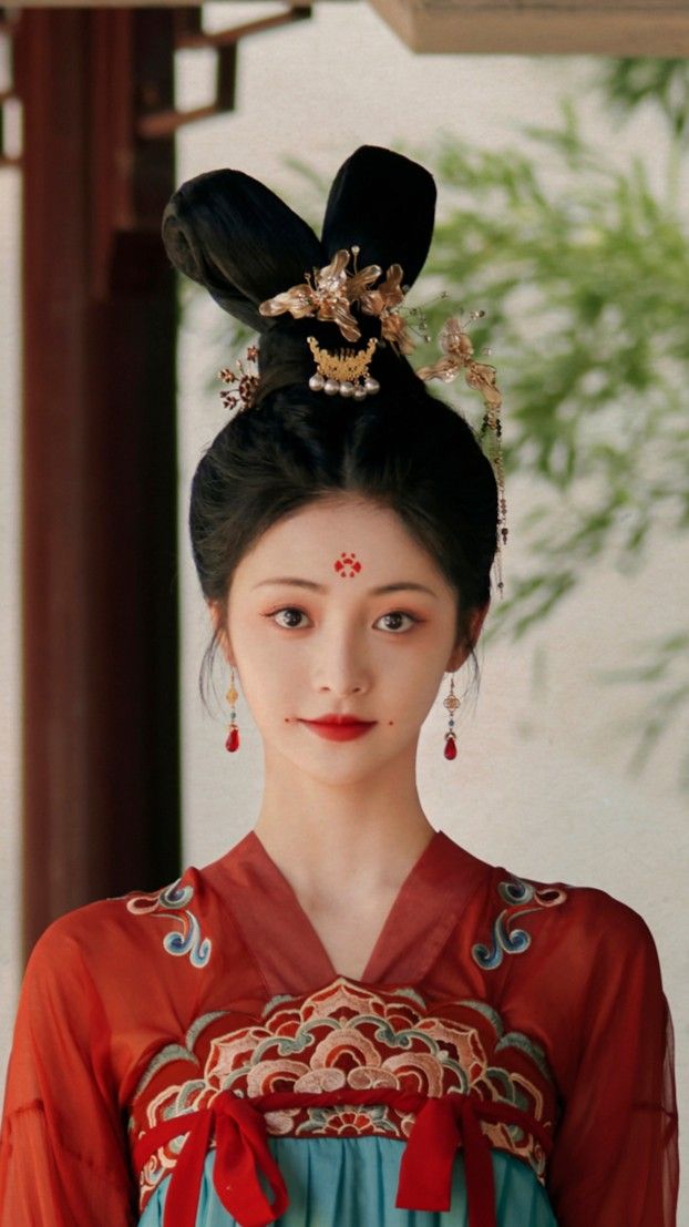 Golden Silk Elegance:The Chinese Cheongsams Timeless Charm Golden Silk Elegance:The Chinese Cheongsams Timeless Charm