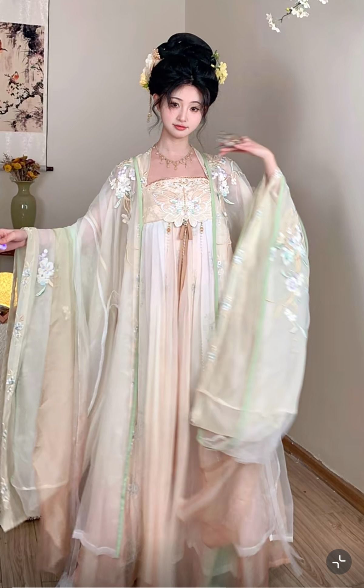 The Literary and Artistic Charm of Traditional Chinese Cheongsam in the Republic Era The Literary and Artistic Charm of Traditional Chinese Cheongsam in the Republic Era