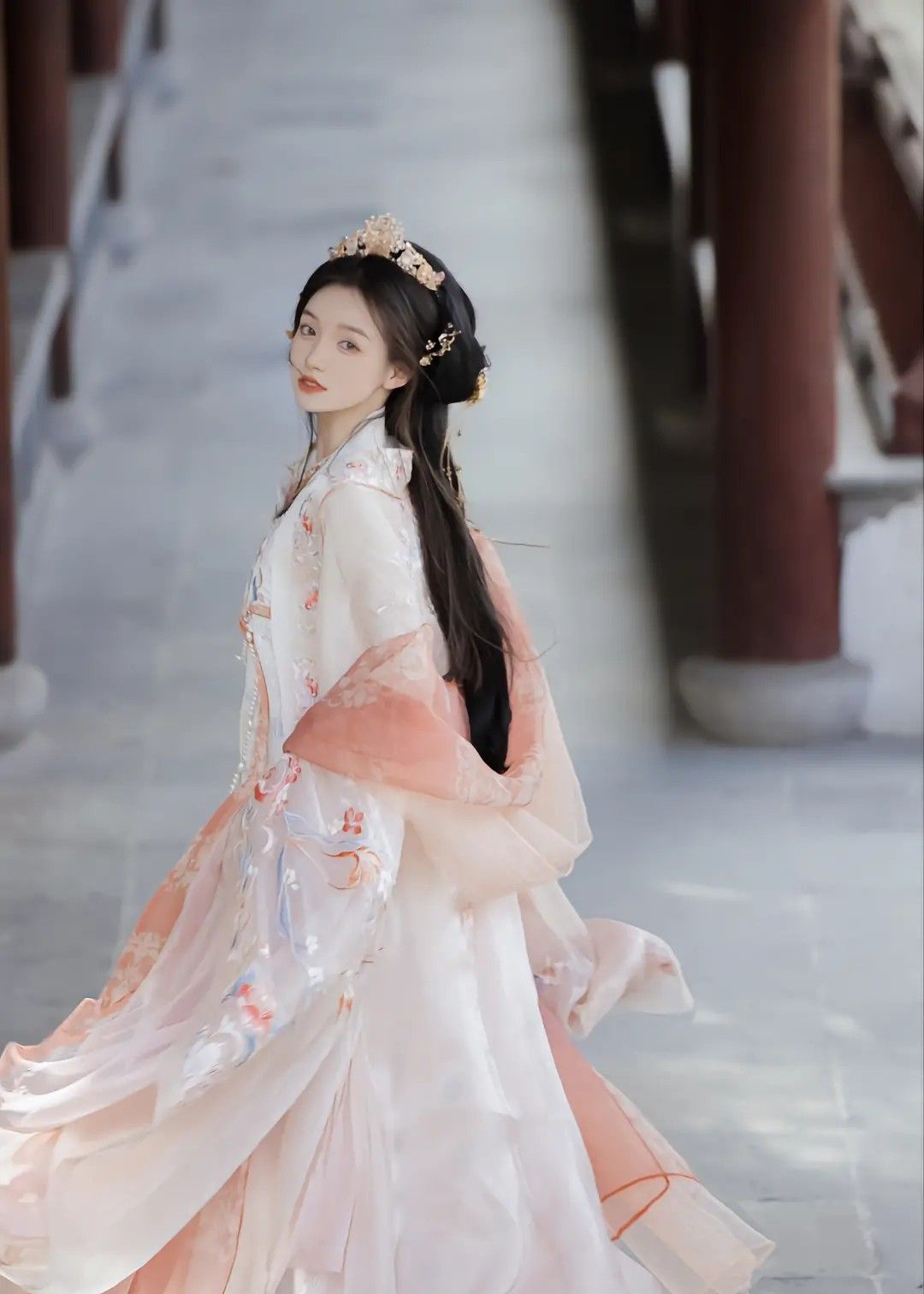 The Elegance of a Qipao for the Mother-in-Law at the Wedding Banquet The Elegance of a Qipao for the Mother-in-Law at the Wedding Banquet