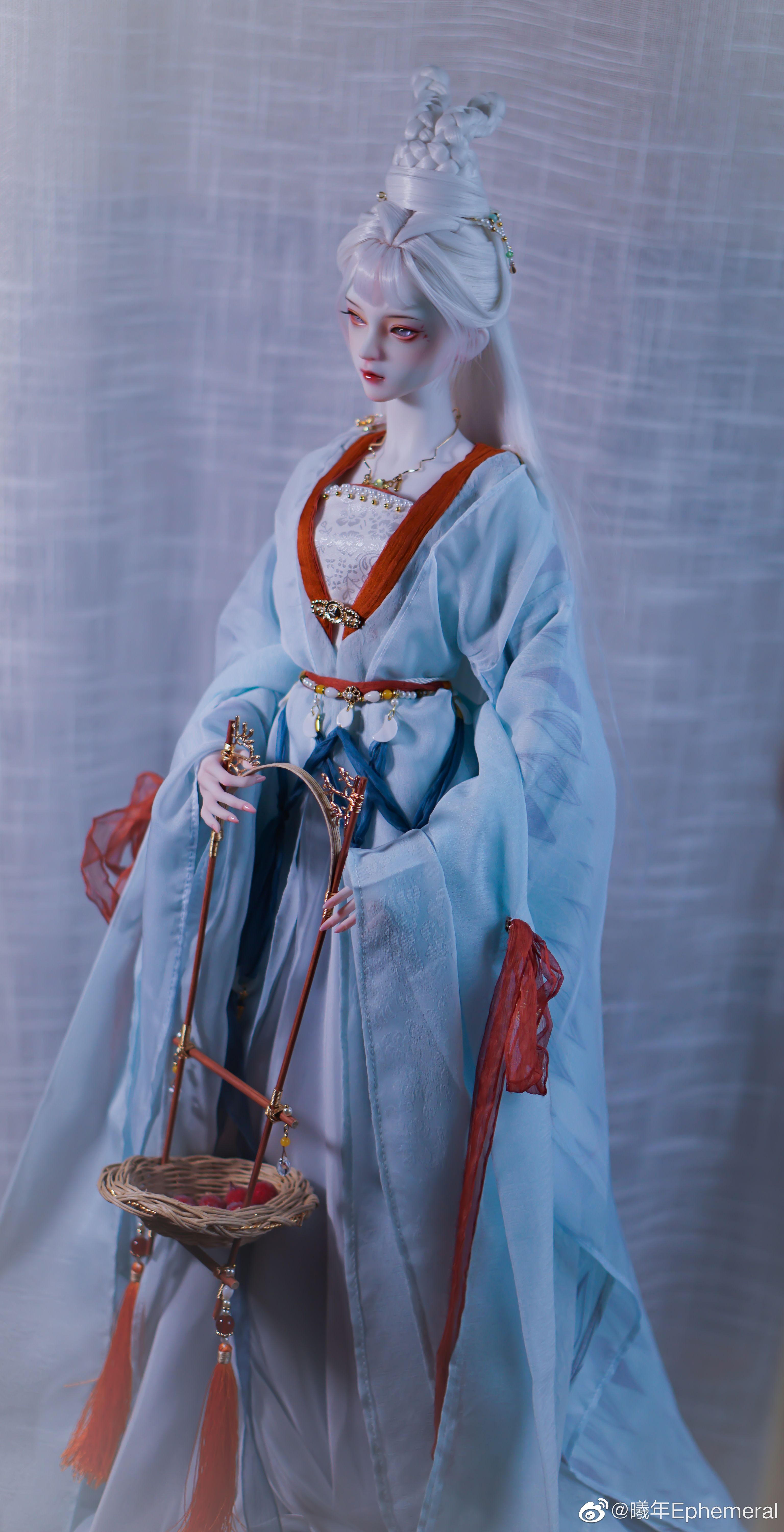 The Splendor of Hanfu:A Journey into the World of Flower-Adorned,Moonlit Elegance The Splendor of Hanfu:A Journey into the World of Flower-Adorned,Moonlit Elegance