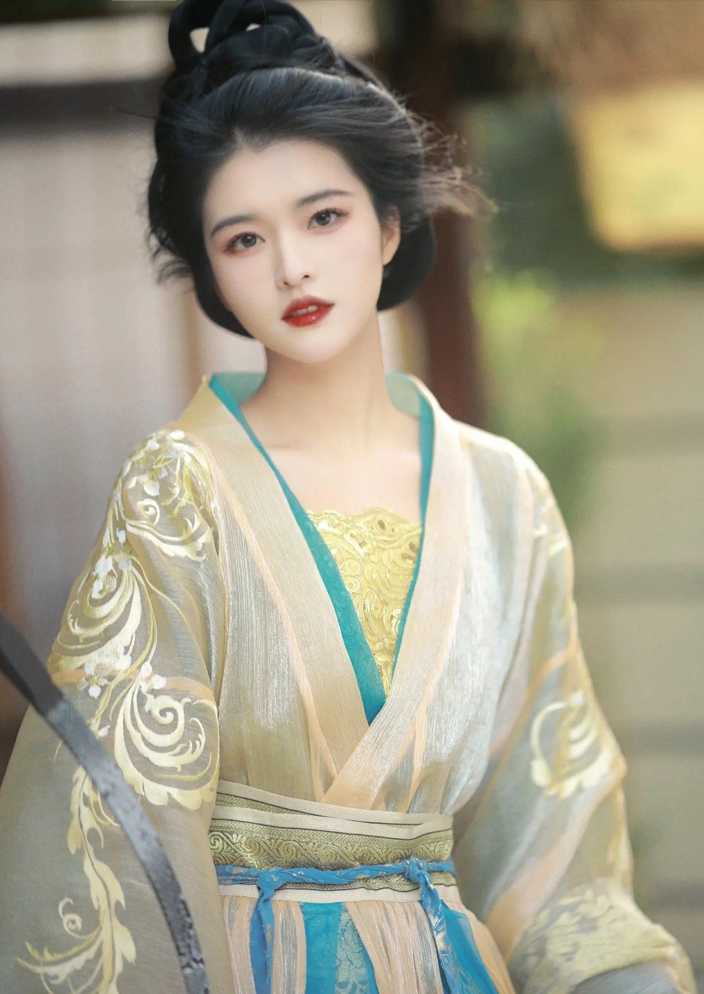 The Engagement of a Cheongsam-Clad Woman:Embracing a Low-Collar Style The Engagement of a Cheongsam-Clad Woman:Embracing a Low-Collar Style