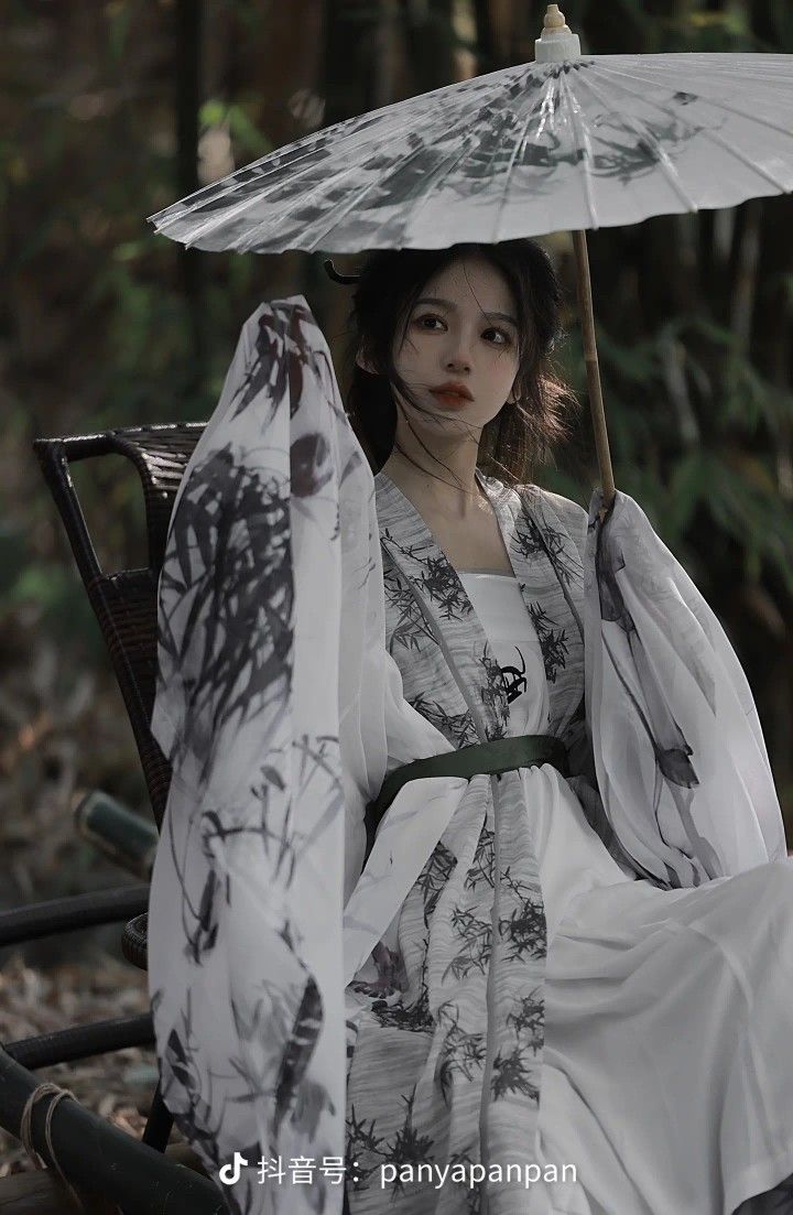 A Little Girls Enchanting Journey in a Stunning Princess-Style Hanfu Dress A Little Girls Enchanting Journey in a Stunning Princess-Style Hanfu Dress