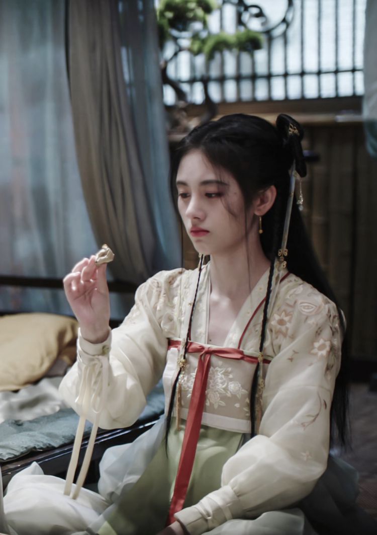 Embracing Modernity in Youthful Cheongsam Skirts Embracing Modernity in Youthful Cheongsam Skirts
