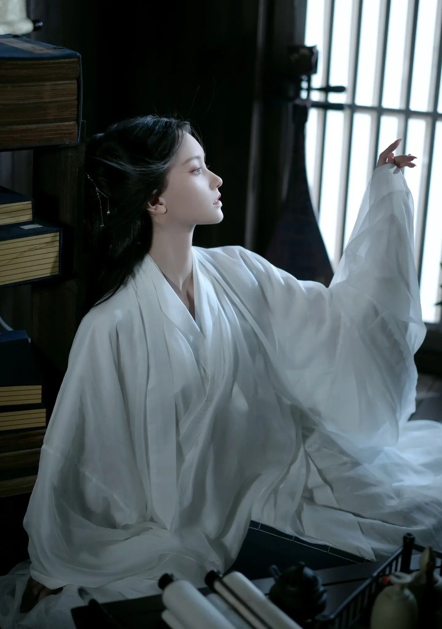 The Charm of Short-Style Hanfu Overlays with Lightweight Silky Fabrics The Charm of Short-Style Hanfu Overlays with Lightweight Silky Fabrics