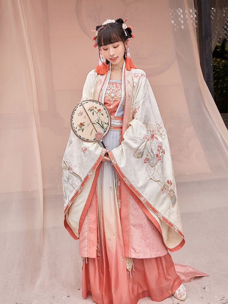 Elite Girls Traditional Qipao:A Fashion Journey into the World of High-End Childrens Clothing Elite Girls Traditional Qipao:A Fashion Journey into the World of High-End Childrens Clothing