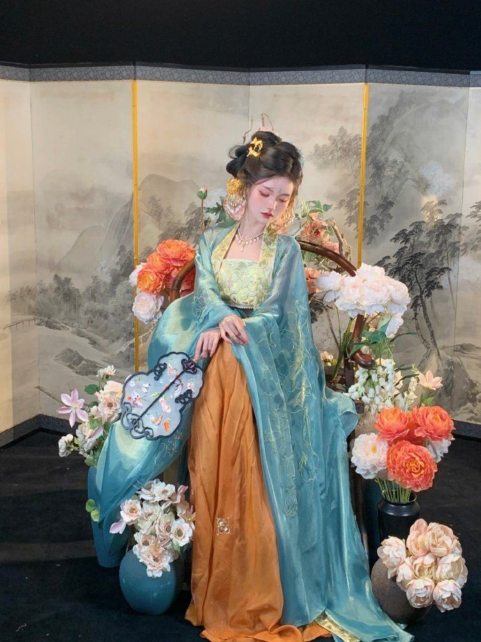 Elegant Green Hanfu Dress:Embodying the Essence of Cultural Grace and Serene Charm Elegant Green Hanfu Dress:Embodying the Essence of Cultural Grace and Serene Charm