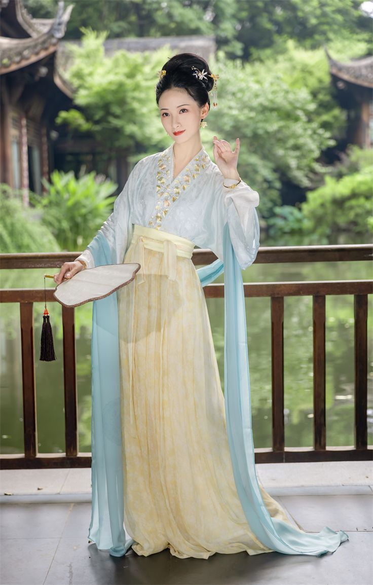 Horseface Skirt Set in Tibetan Blue:A Blend of Tradition and Elegance Horseface Skirt Set in Tibetan Blue:A Blend of Tradition and Elegance