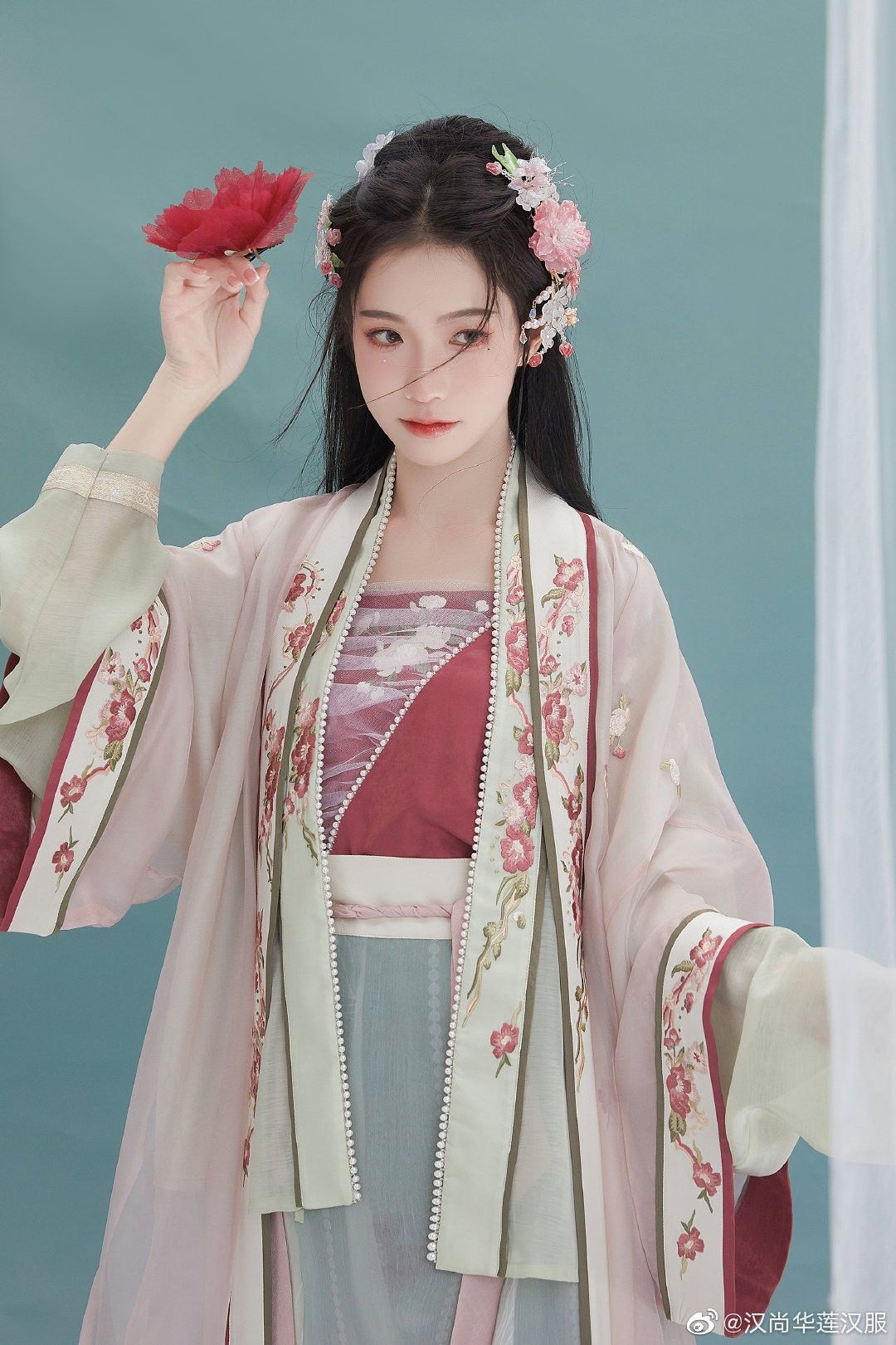 The Splendor of Late Ming-Style Hanfu Robes:The Phoenix Crown and Cloud-Colored Robe The Splendor of Late Ming-Style Hanfu Robes:The Phoenix Crown and Cloud-Colored Robe