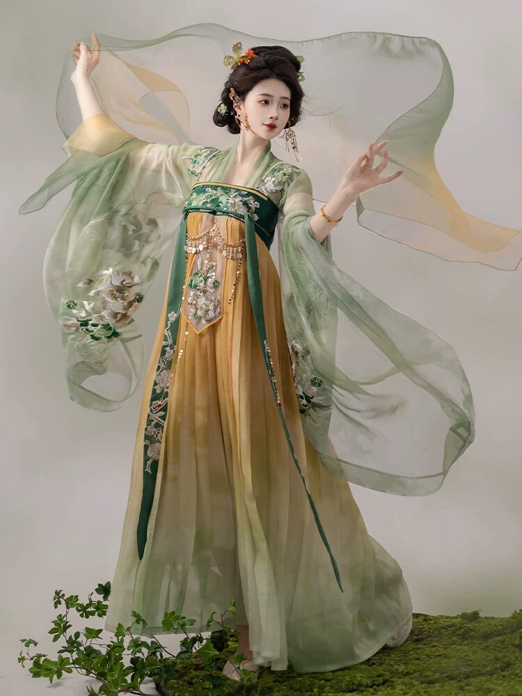The Splendor of Song-Style Hanfu:The Pool Summers Elegance The Splendor of Song-Style Hanfu:The Pool Summers Elegance