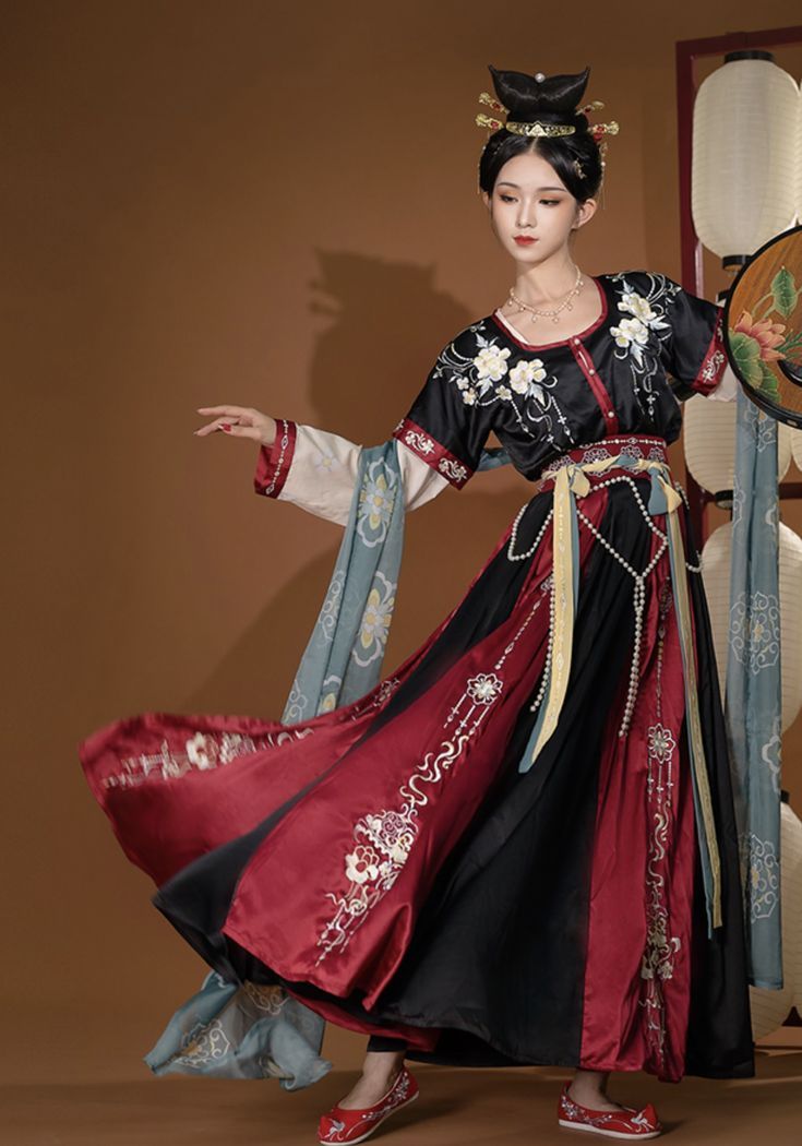The Elegance of Modern Miss in Western Dress and Cheongsam during the Republic of China Era The Elegance of Modern Miss in Western Dress and Cheongsam during the Republic of China Era