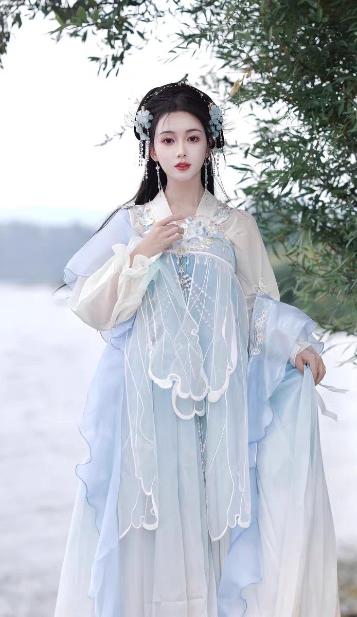 The Enchanting Beauty of Hanfu Headdress:Childrens Wiggling Steps with Traditional Hair Ornament The Enchanting Beauty of Hanfu Headdress:Childrens Wiggling Steps with Traditional Hair Ornament